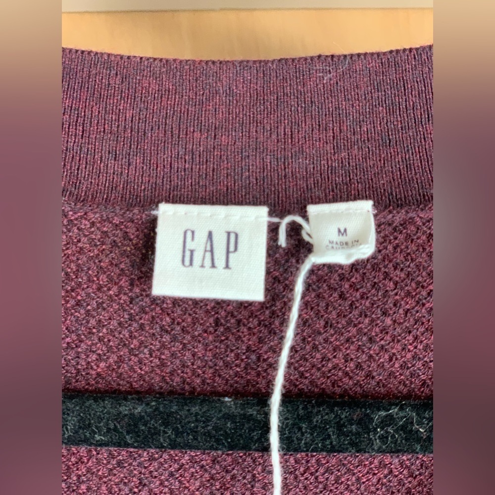 Gap V-Neck Burgundy Knit Sweater.    Size-Medium - Picture 4 of 4